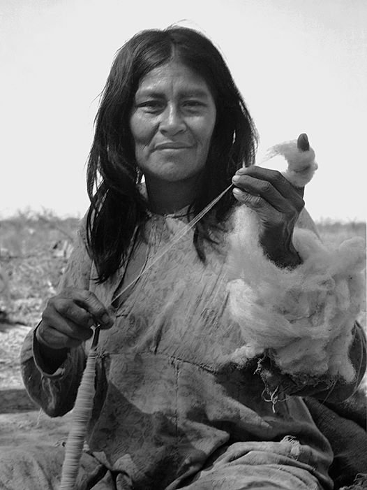 Mujer originaria hilando lana